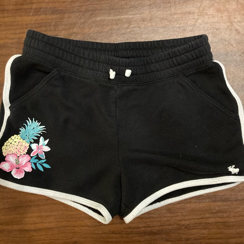 Girls size 15/16
curved hem fleece short